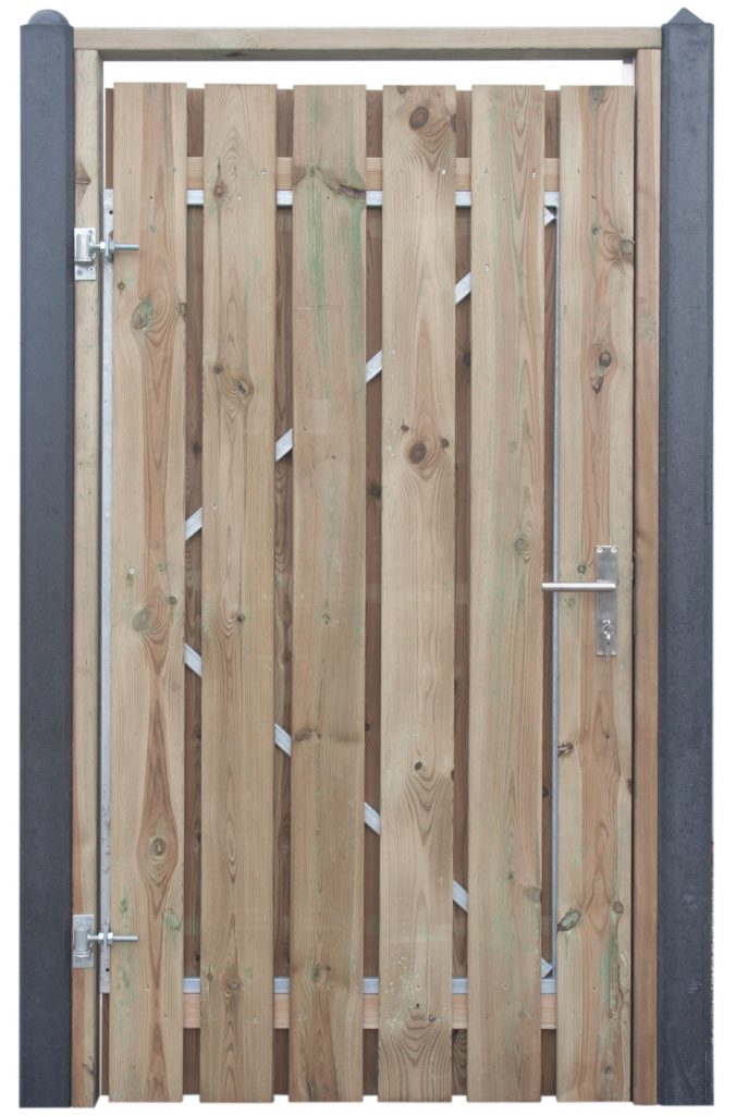 grenen-poort tussen palen